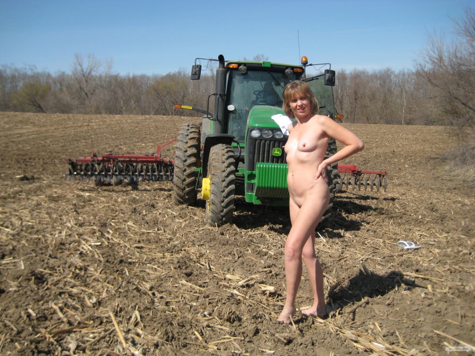 Девушка на тракторе