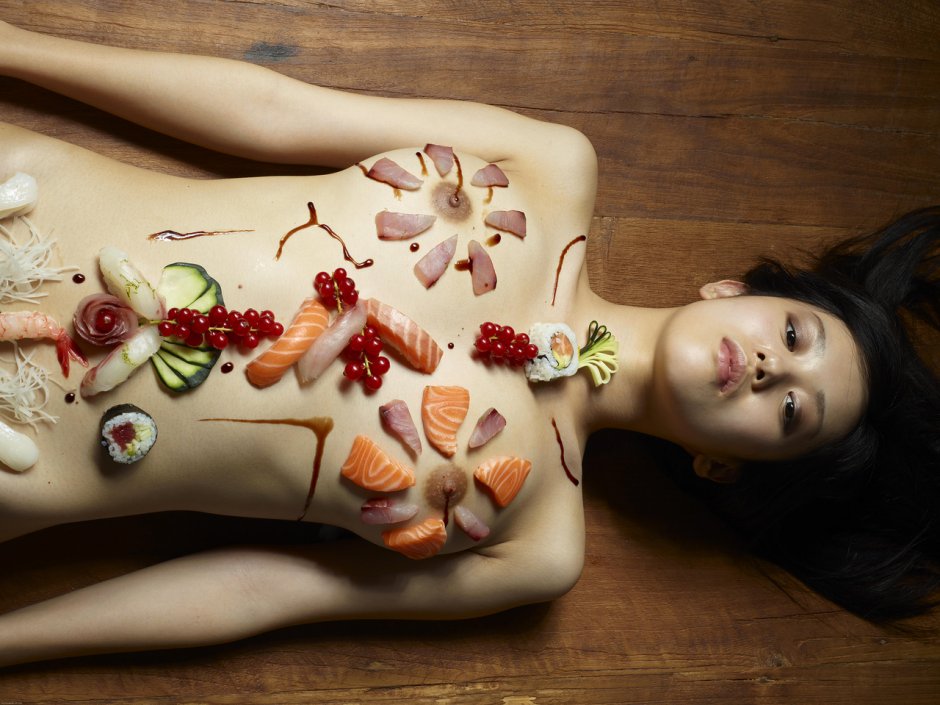 Еда на теле девушки