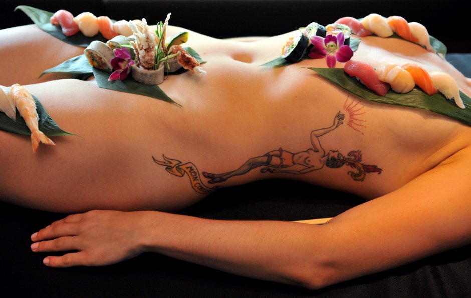 Суши на голой девушке