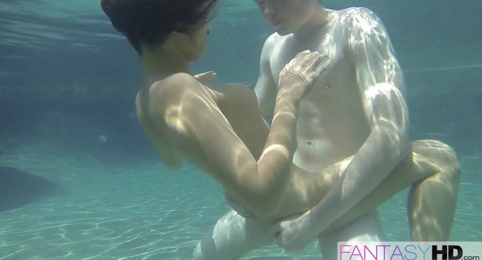 В бассейне ххх