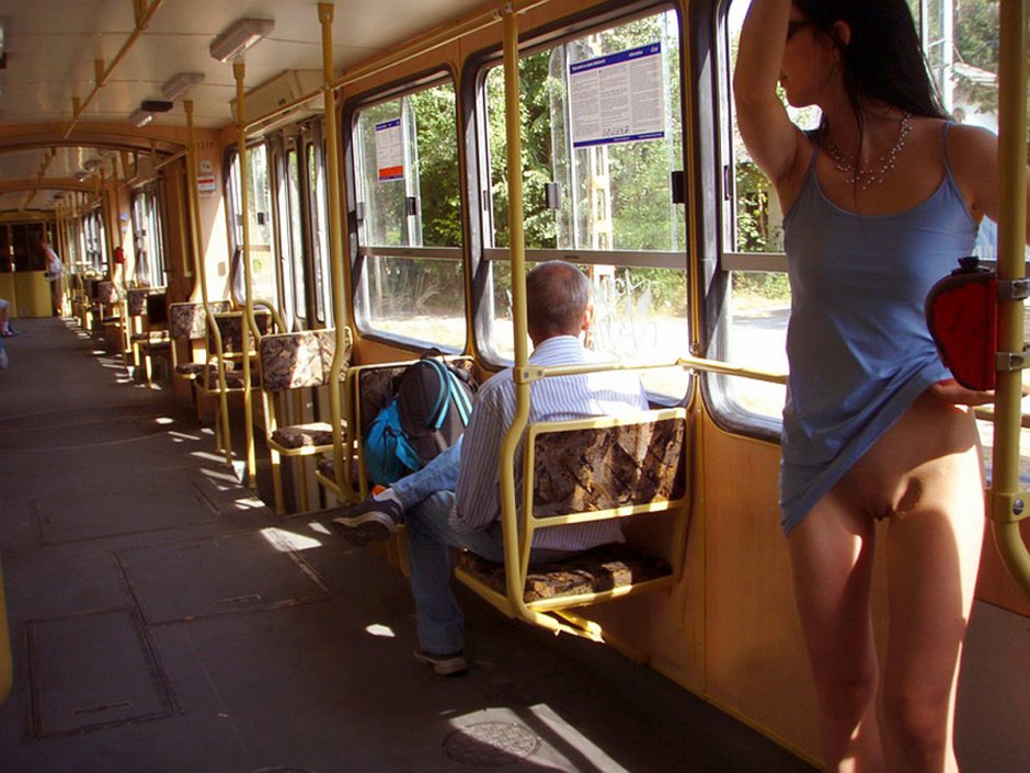 Голые в метро