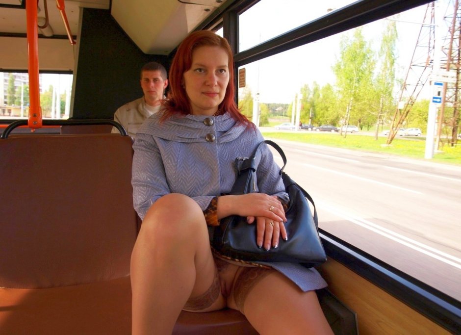 Под юбкой в общественном транспорте