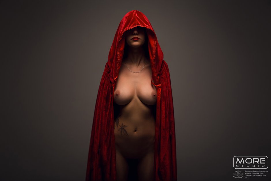 Голая баба в красной накидке