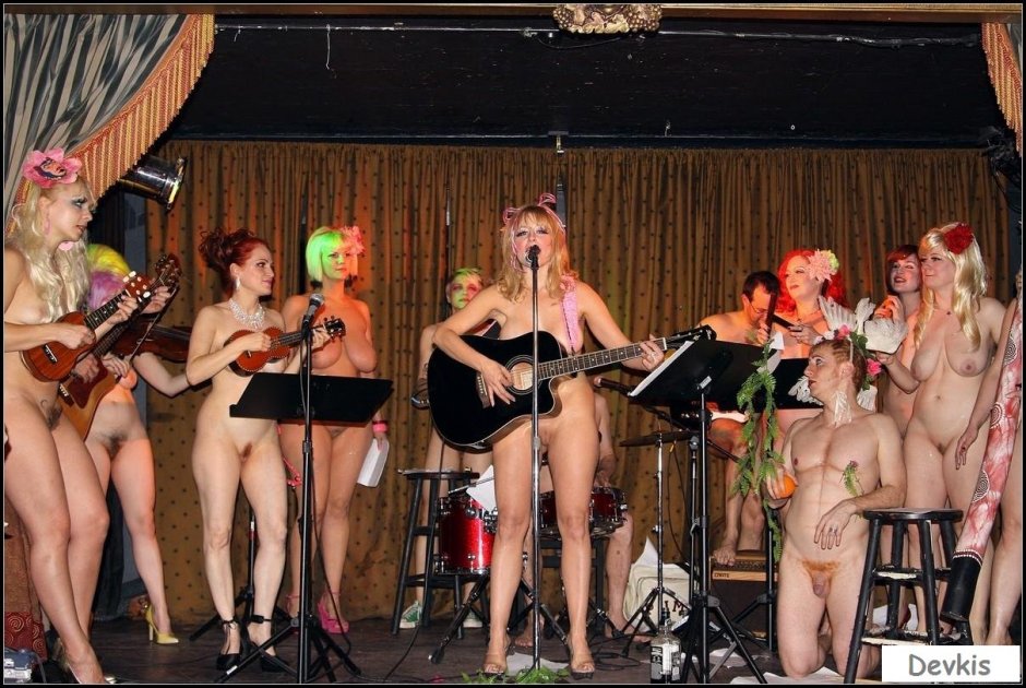 Голые музыкантки на сцене