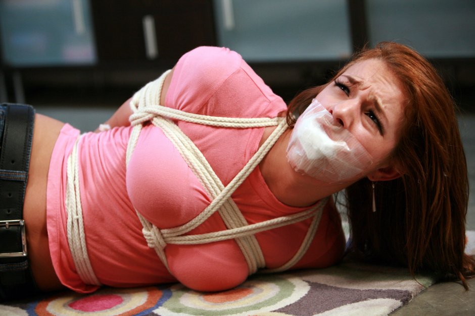 Связанная девушка скотчем