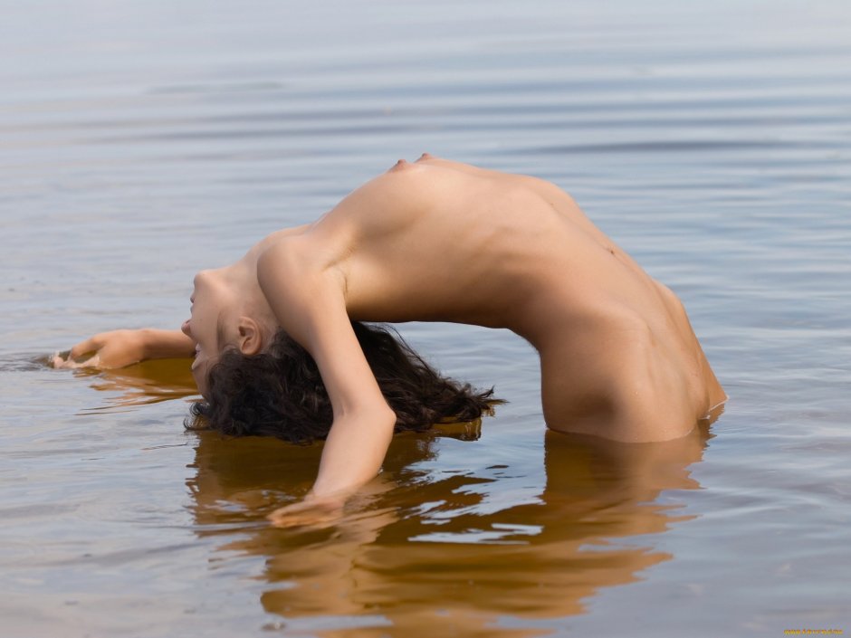 Голые девушки в воде
