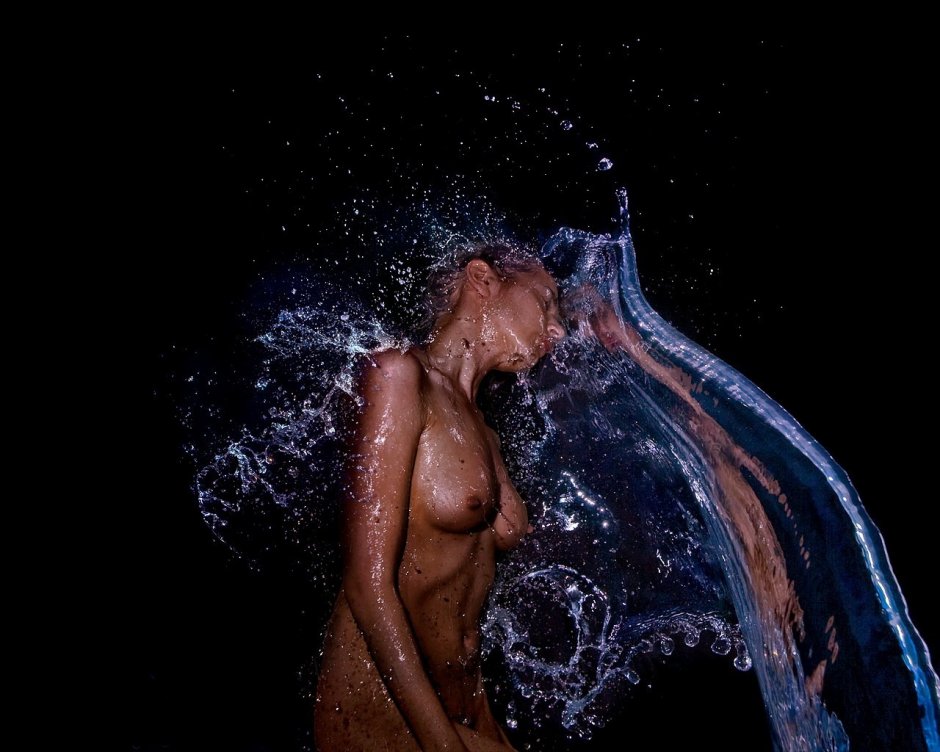 Девушка в брызгах воды