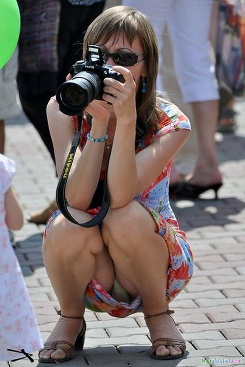 Села на корточки и засветила