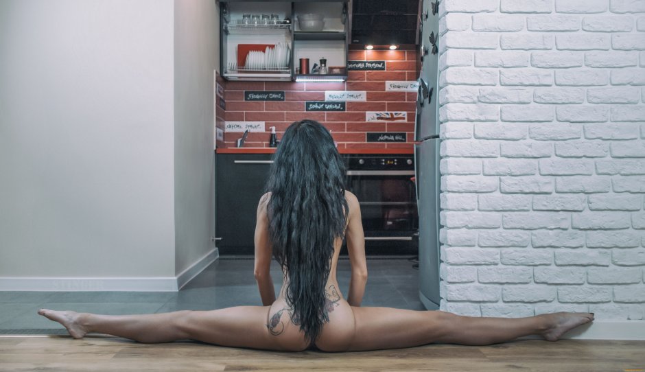 Шпагат голая