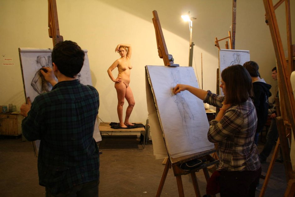 Натурщицы в художественных студиях