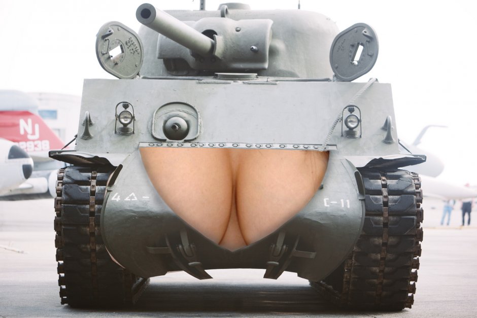 Девушка танк