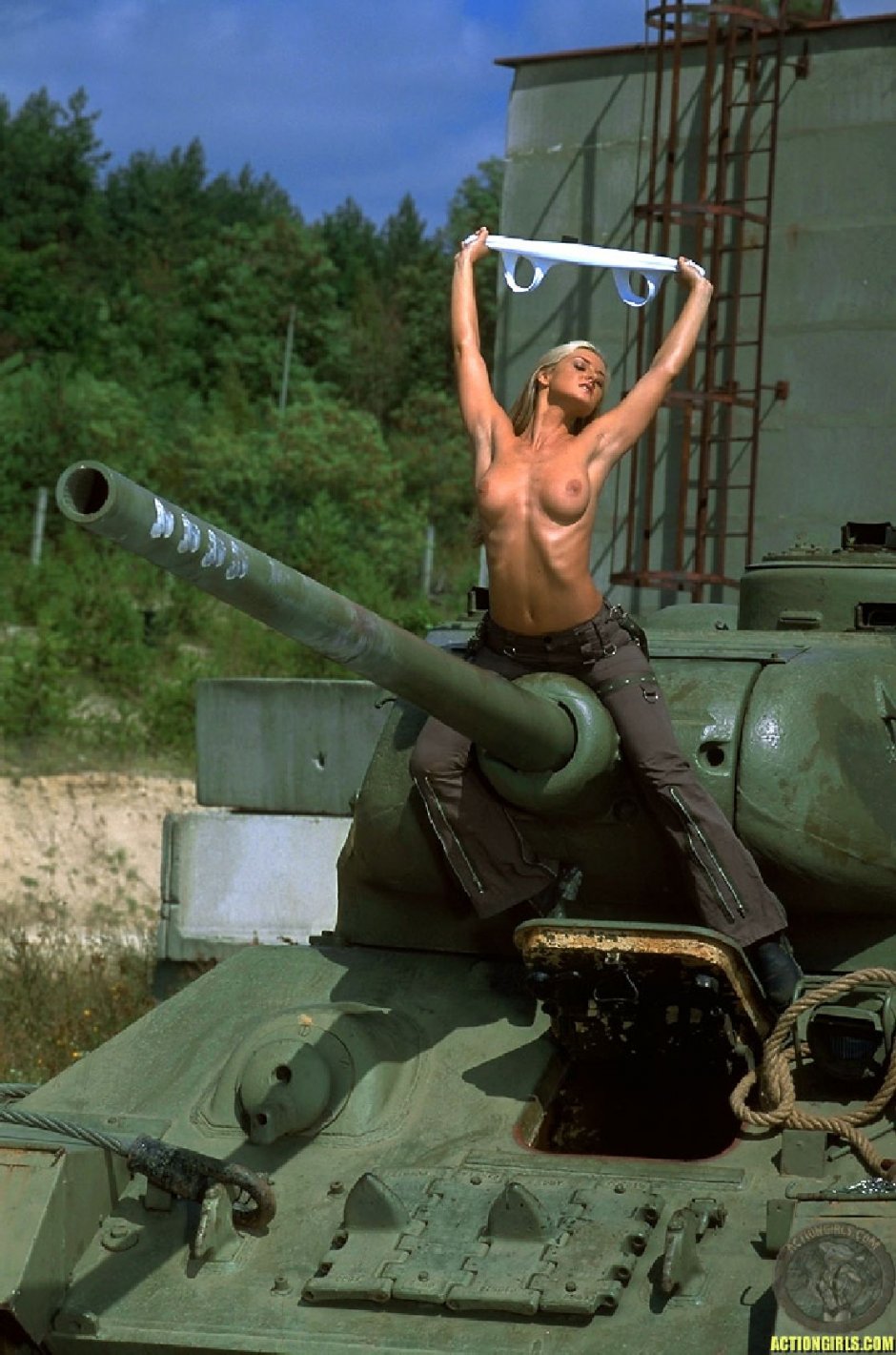 Голенькая девушка на танке