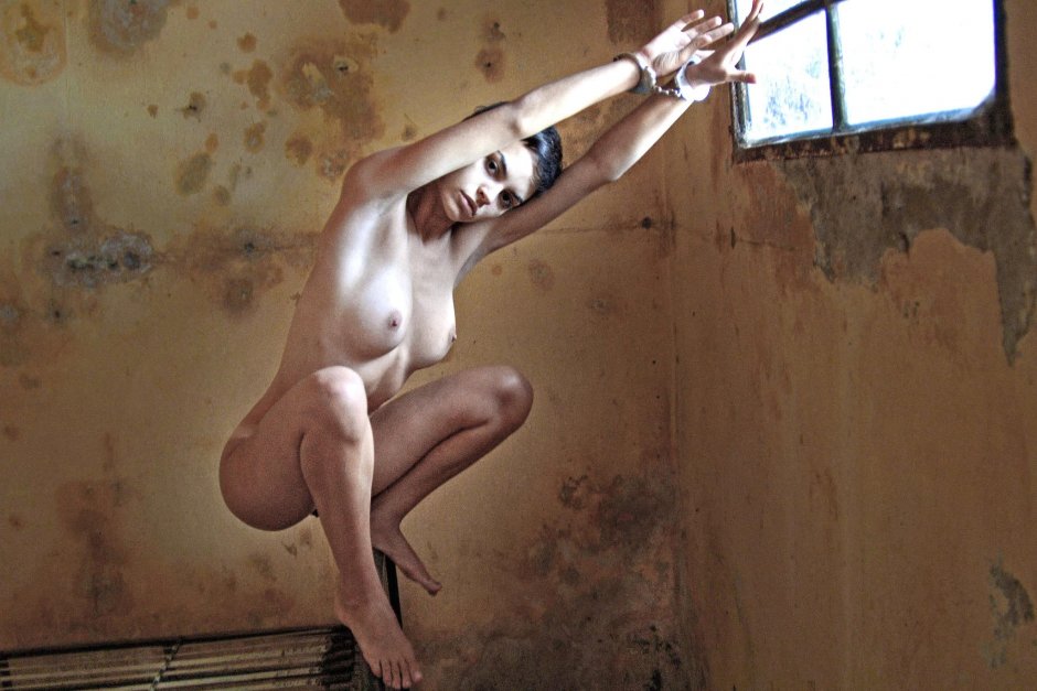 Ню девушки в заброшенных зданиях