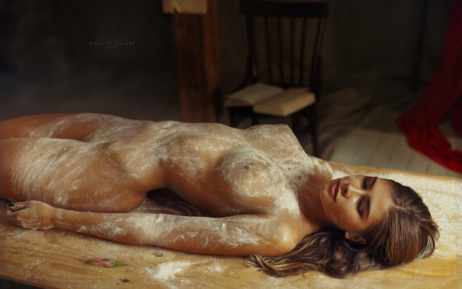 Голая в муке