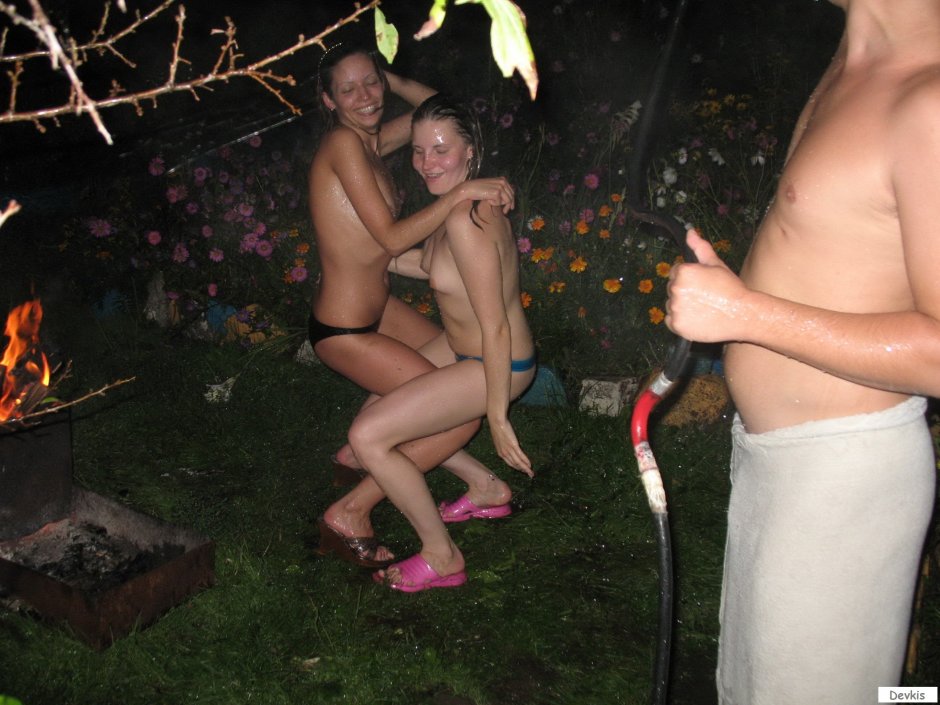 Голая девушка на даче