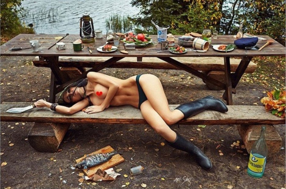 Девушка разделась на шашлыках
