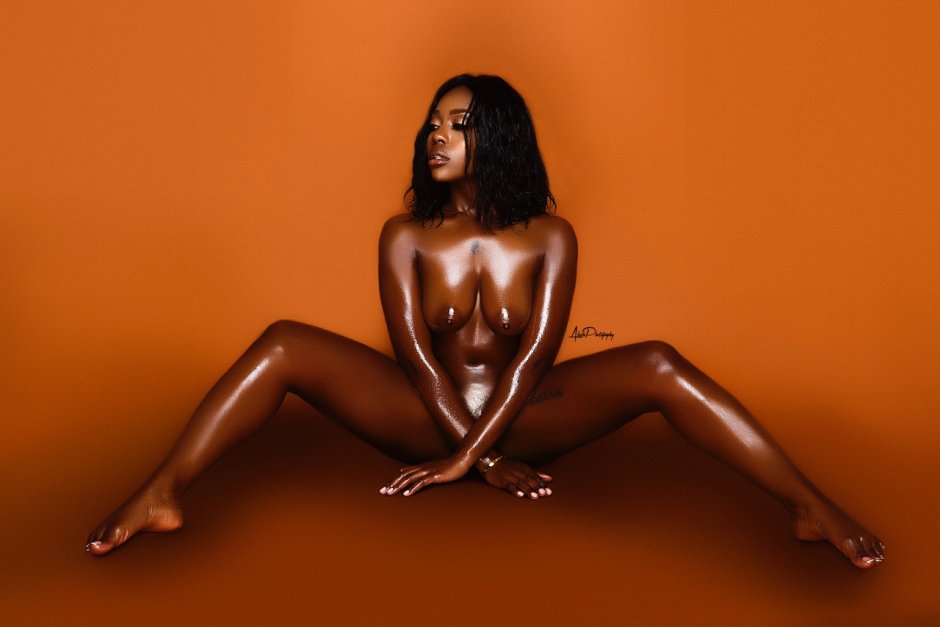 Голая девушка в шоколаде