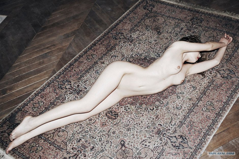 Голая на ковре