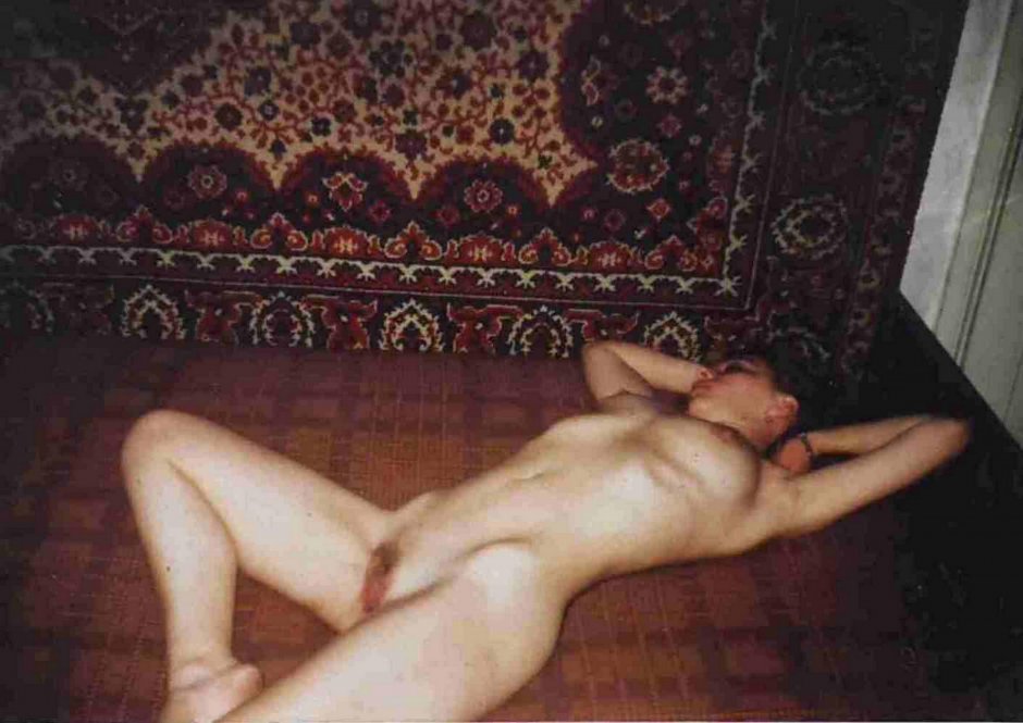 Голые девки на фоне ковра