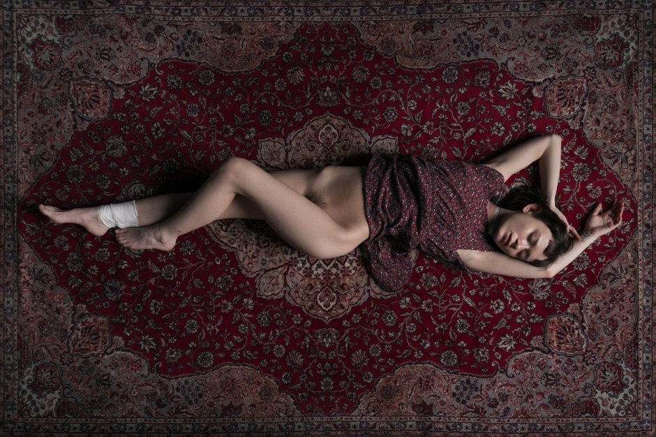 Эротика на фоне ковра