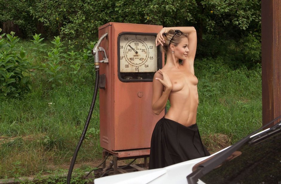 Девушка на бензоколонке