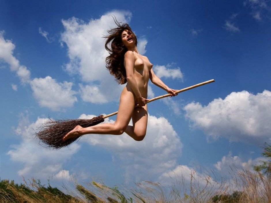 Женщина на метле