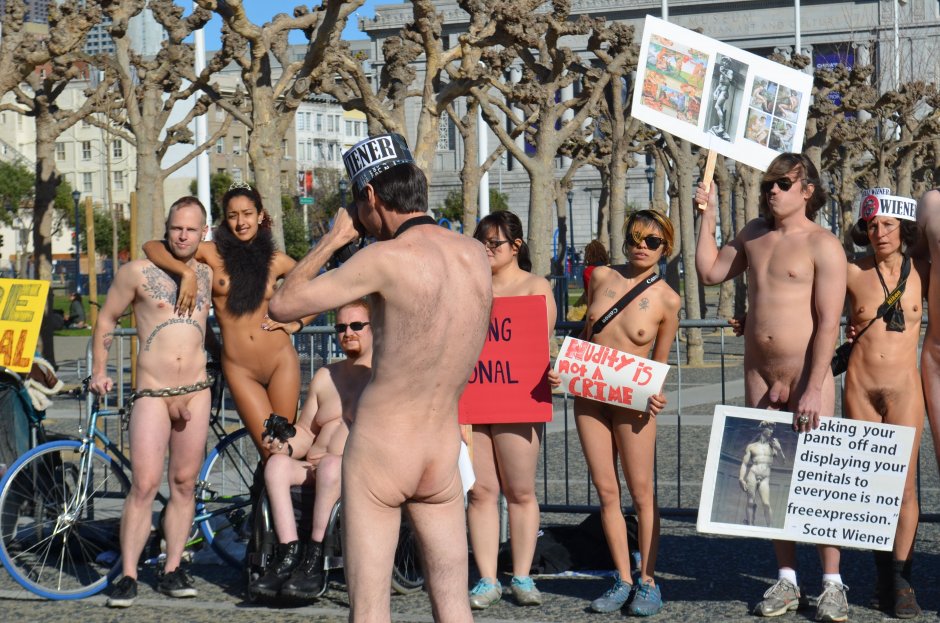 Голые активистки