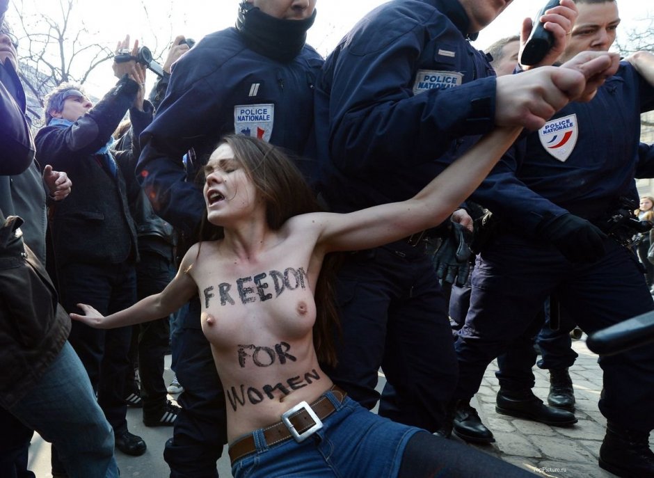 Активистки femen
