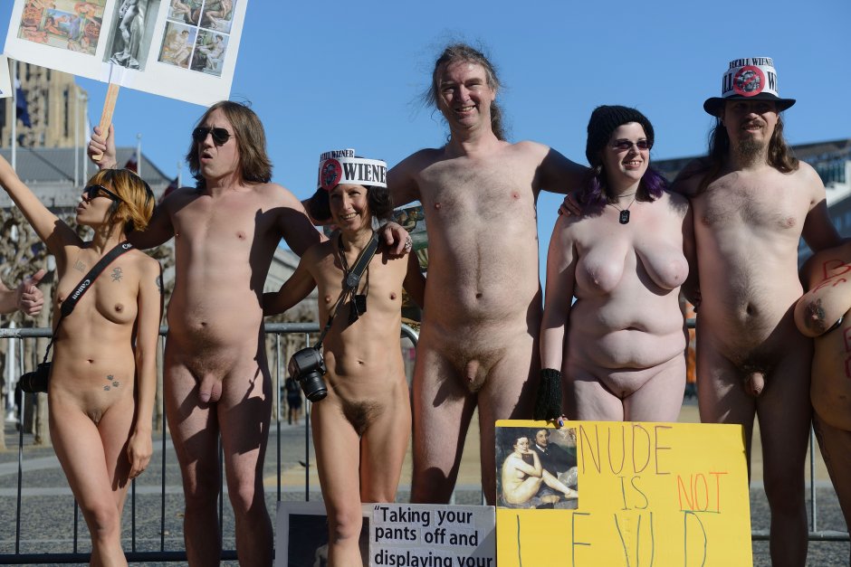 Голые семьи на публике