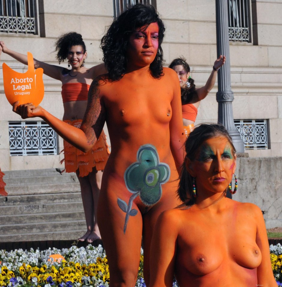 Полностью голые активистки