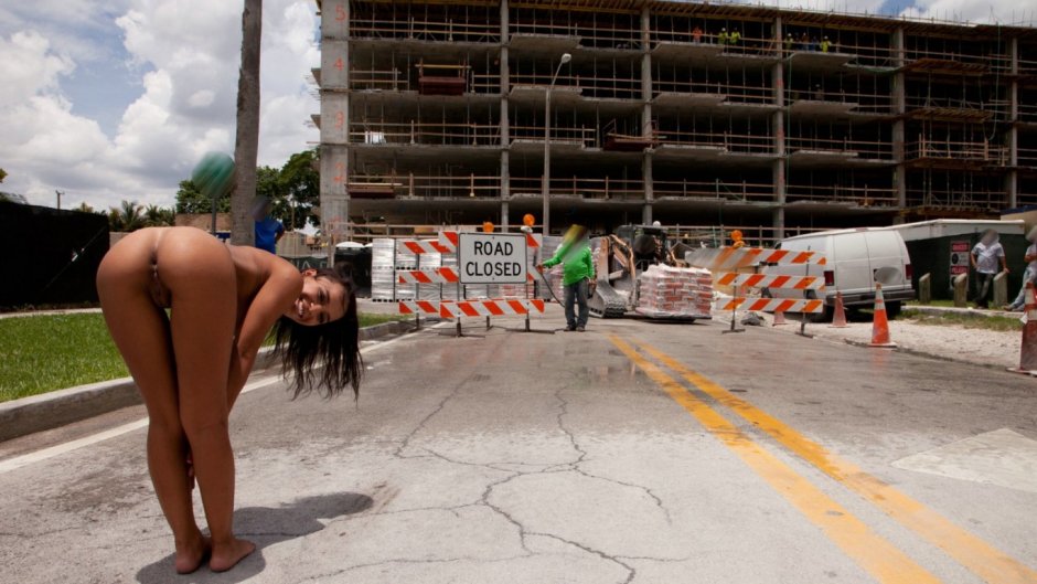 Голые девушки на стройке