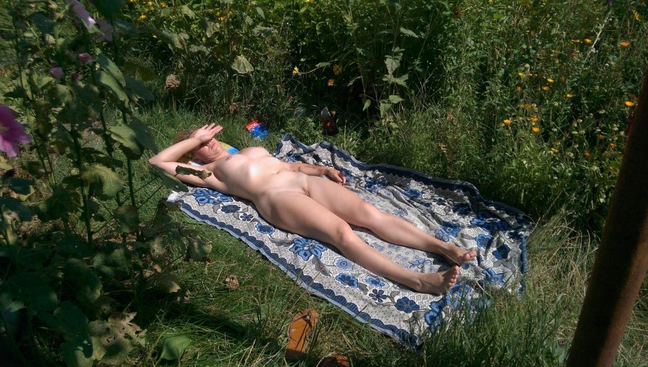 Нудистки на даче