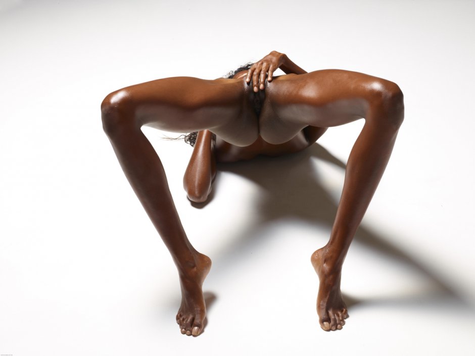 Голая худая негритянка