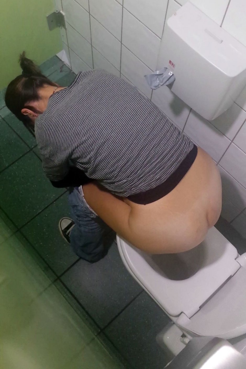 Девушка в туалете