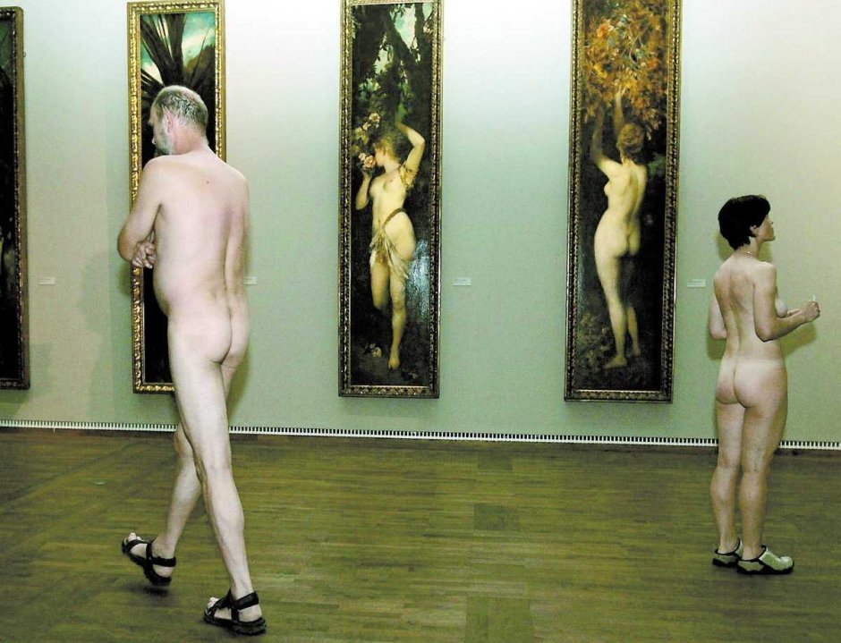 Голые в музее