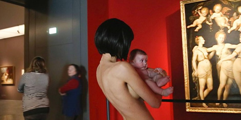 Голые посетители в музее