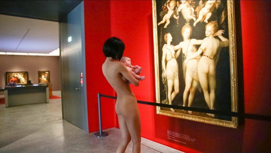 Голая мило муаре в музее