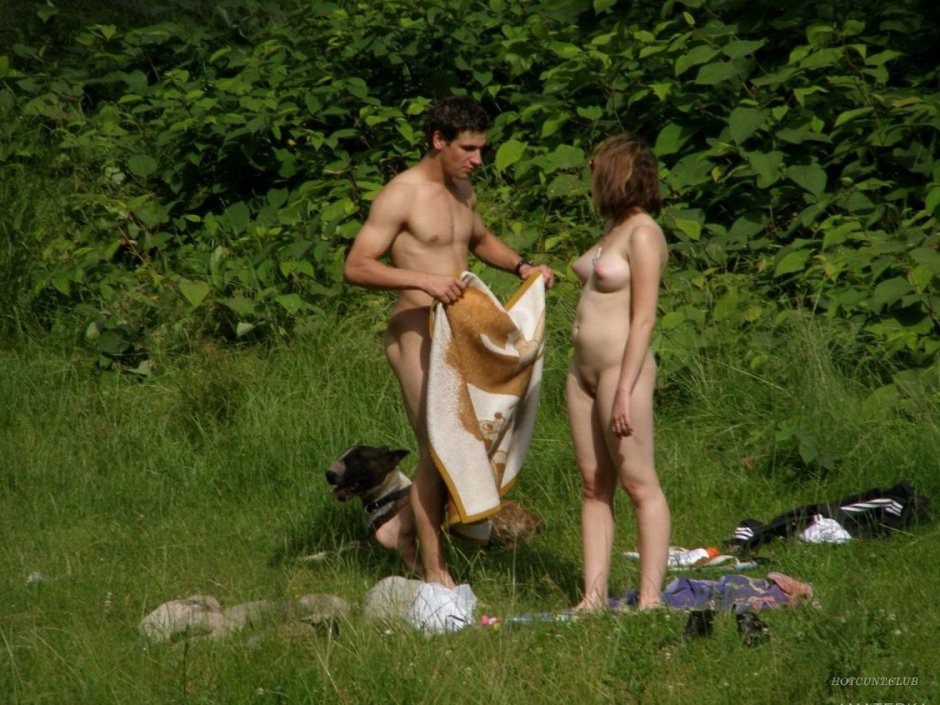 Разделась при друзьях на природе