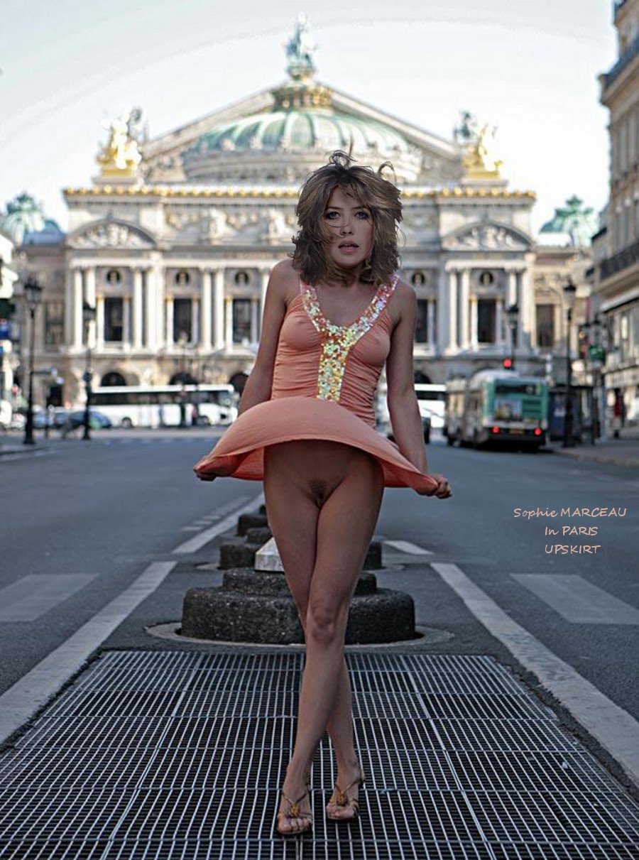 Задрала юбку без трусиков