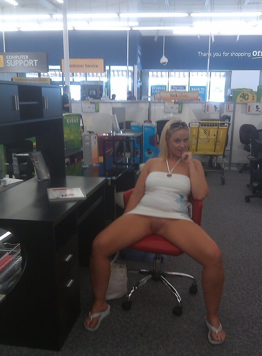 Девушка в офисе без трусиков