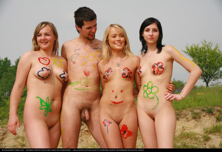 Нудистки с семьей боди арт