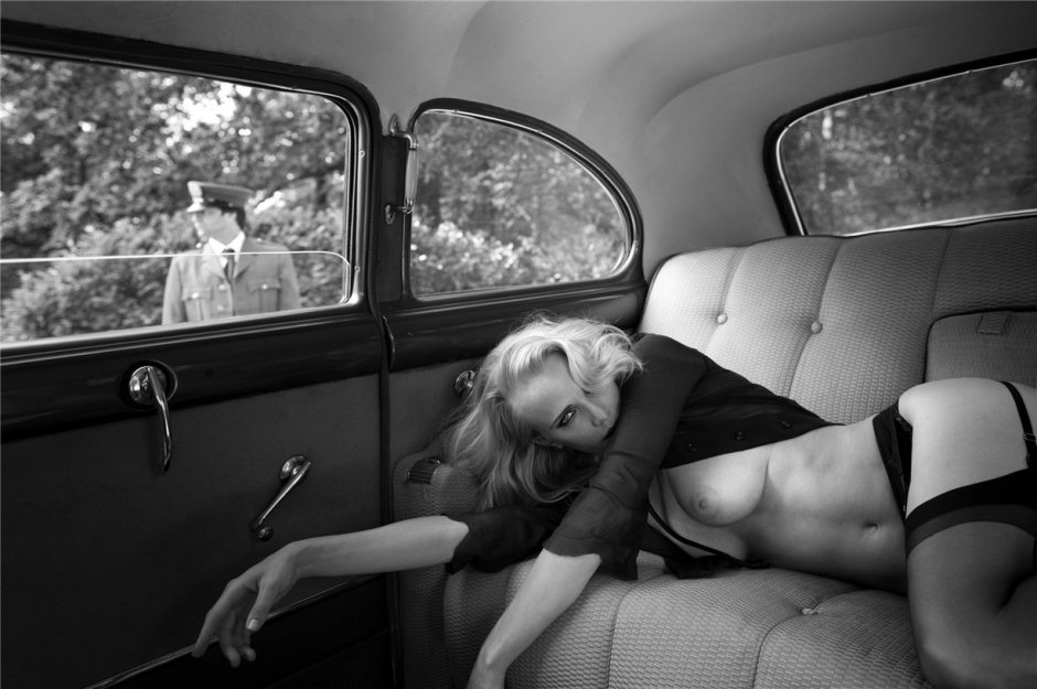 Голые женщины в автомобиле ч/б