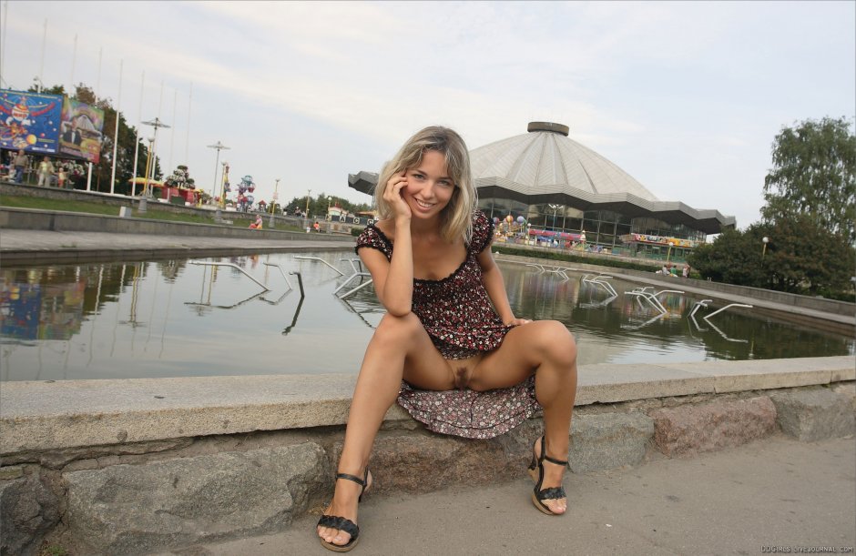 Девушки летом без трусов