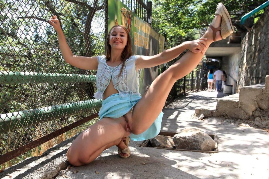 Светит писькой на улице