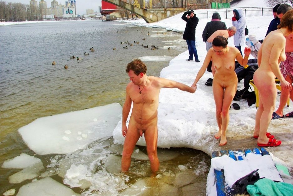 Купание на крещение голышом