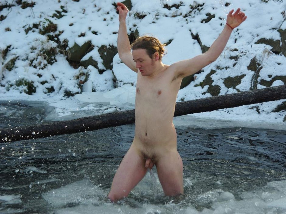Парни купаются в проруби голышом