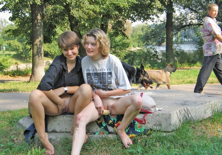 Девушки мастурбируют в публичных местах