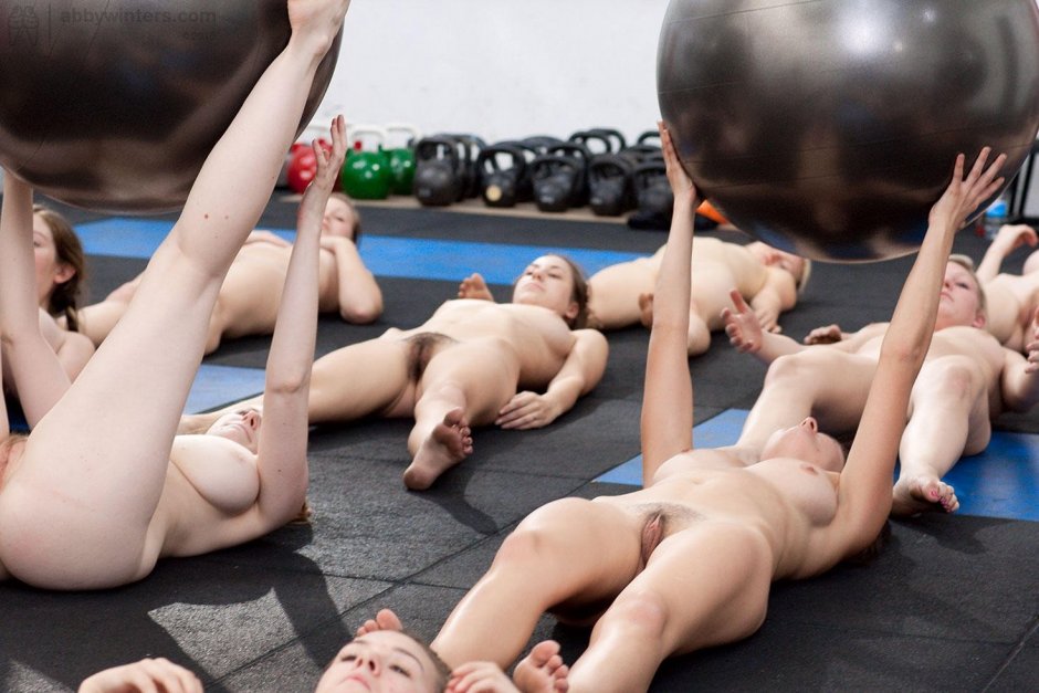 Голые девушки занимаются спортом