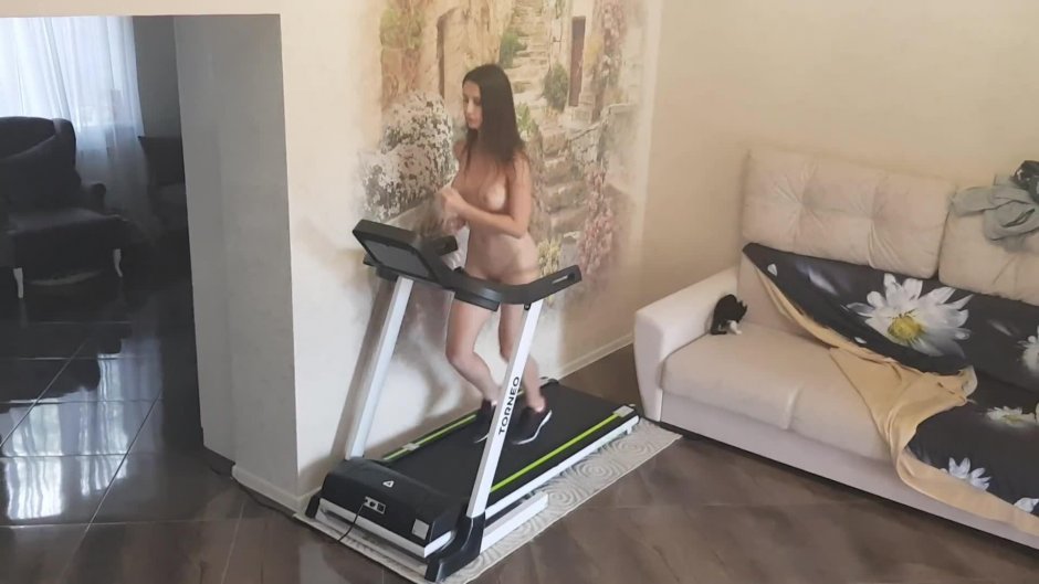 Девушки на беговой дорожке 18+