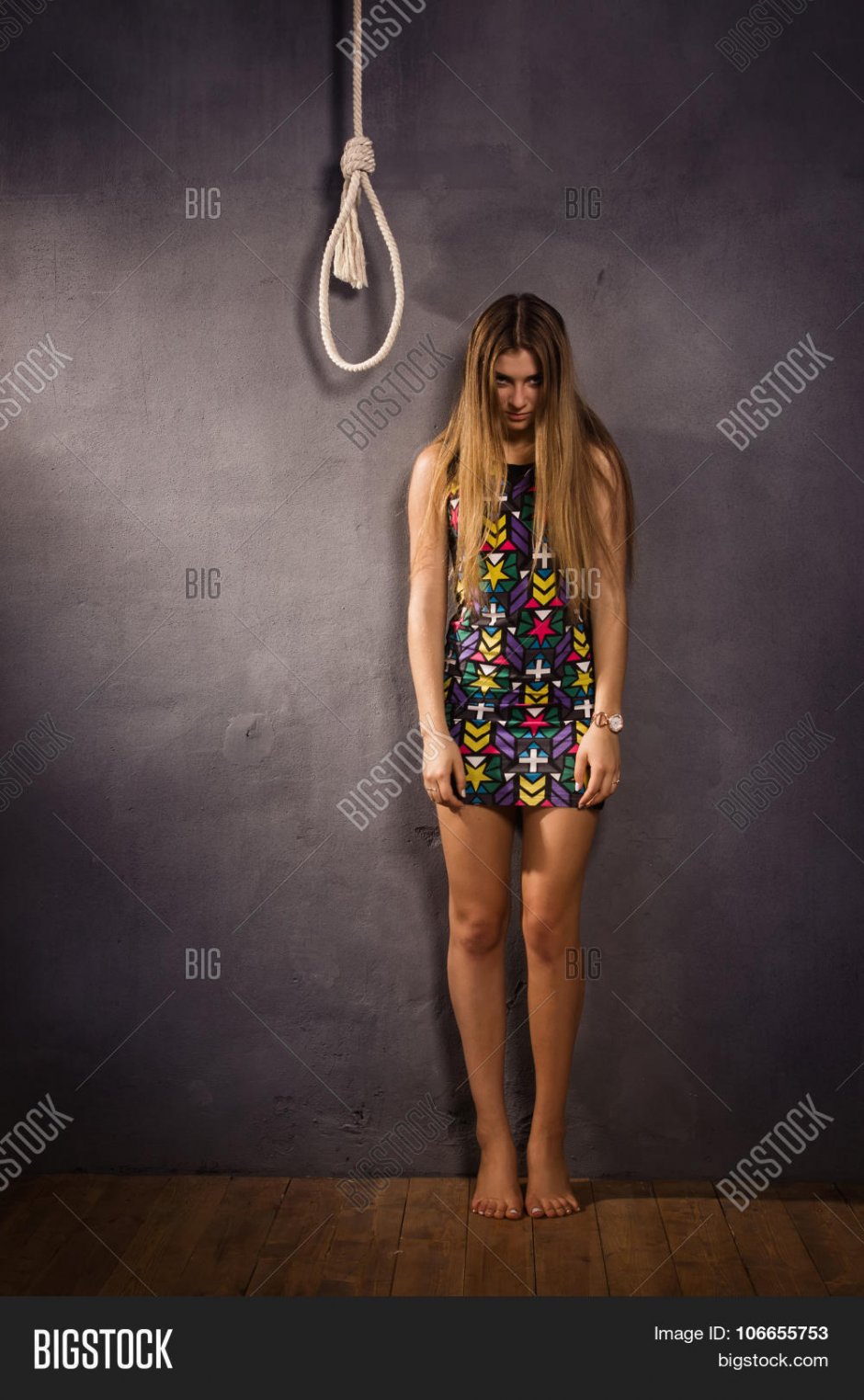 Девушку подвесили на крюках